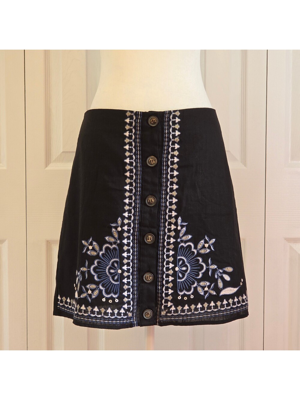 Black Linen-like Embroidered Floral Mini Skirt Size M Boho Folk Cottage Beach